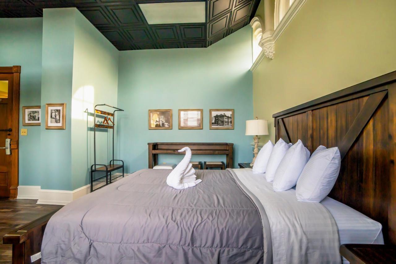 Hall Grand Hotel 2*